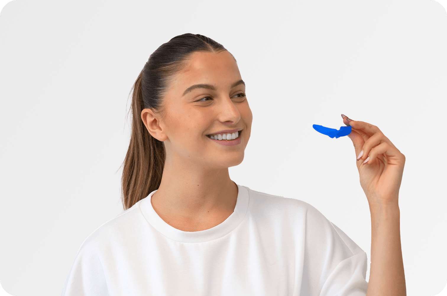 Femme présentant l'appareil MyoSimple